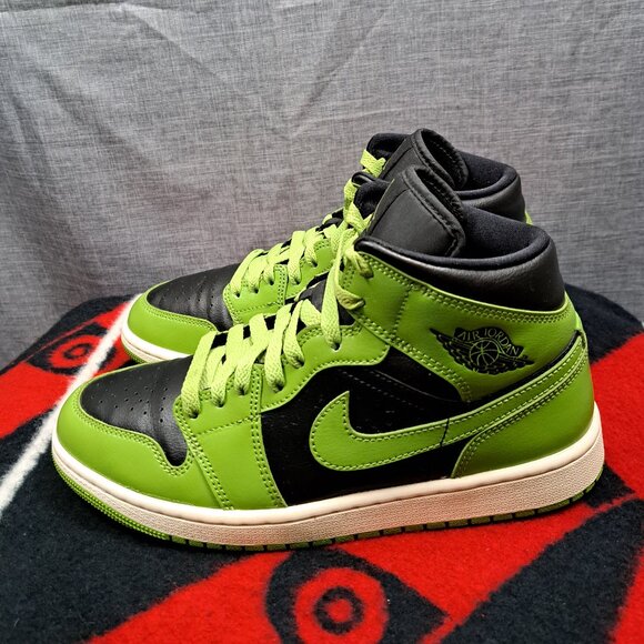 Size 10 Nike Air Jordan 1 Mid Black Altitude Green Sail BQ6472-031 Women - Picture 1 of 12
